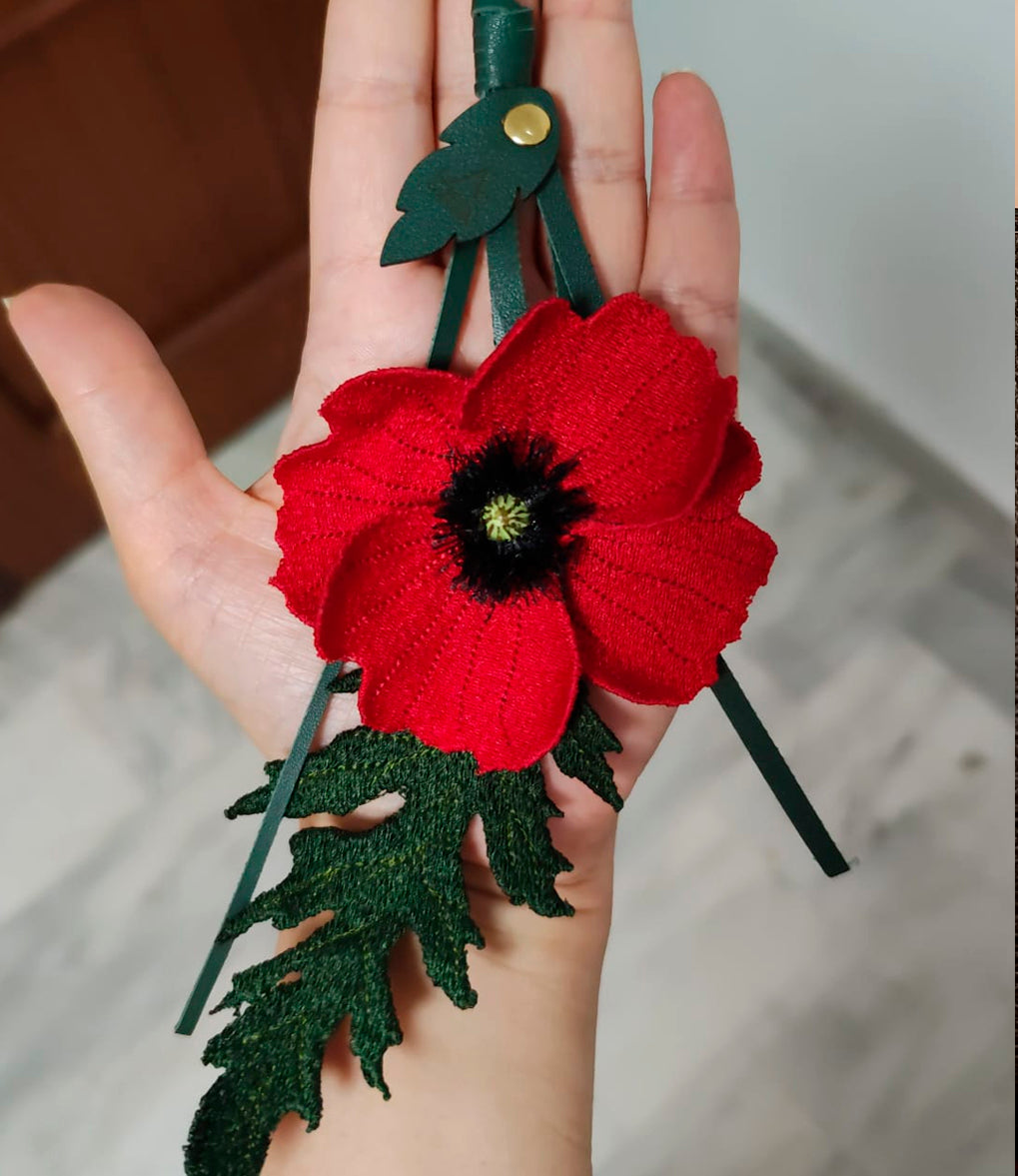 Charm Saisha. Amapola flor y hoja bordada.