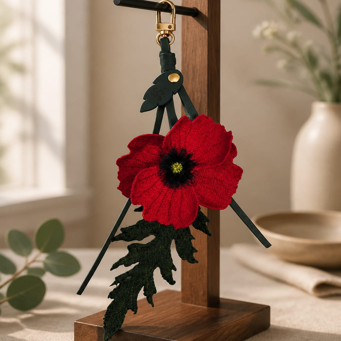 Charm Saisha. Amapola flor y hoja bordada.