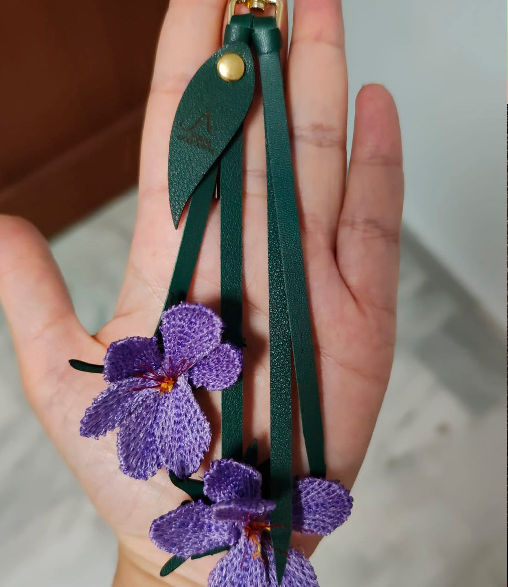 Charm Flor Azafrán. Flor bordada.