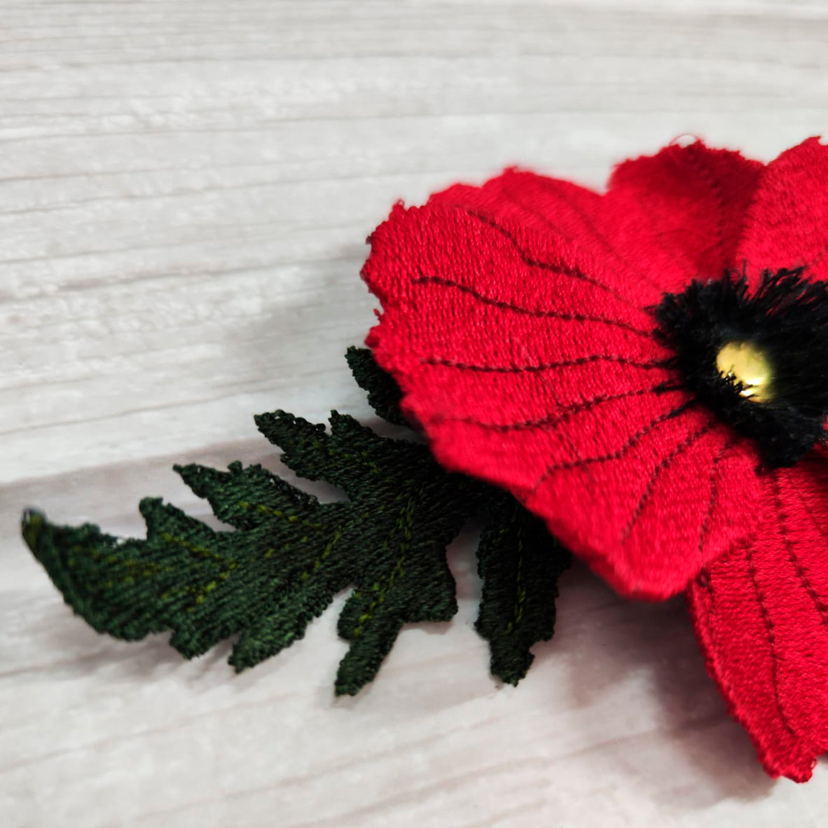 Broche Saisha. Amapola flor y hoja bordada.