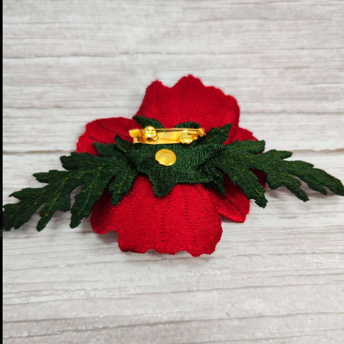 Broche Saisha. Amapola flor y hoja bordada.