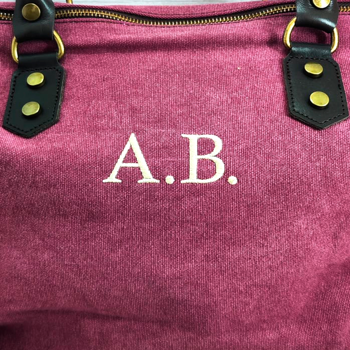 Bolso Weekender - Iniciales bordadas.